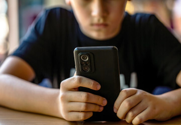 Kdy dítěti pořídit telefon, je časté dilema rodičů