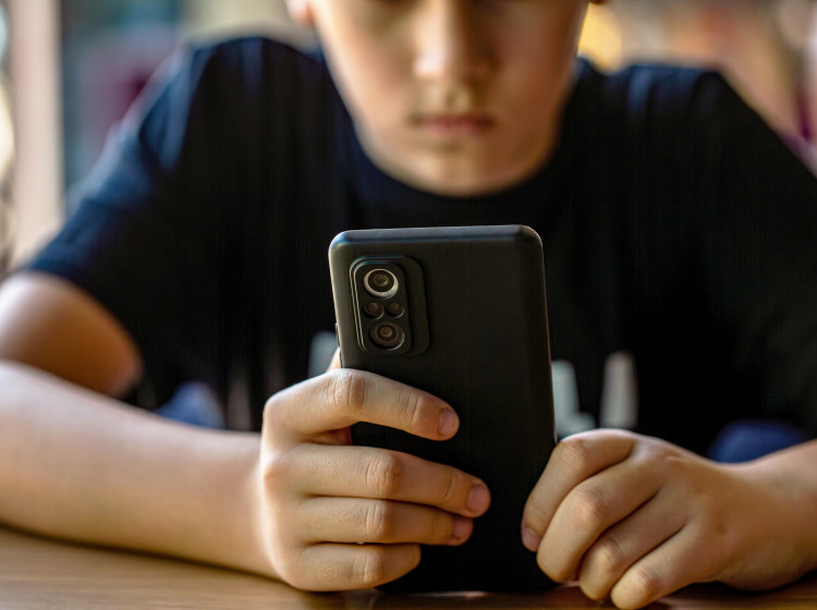 Kdy dítěti pořídit telefon, je časté dilema rodičů