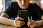 Kdy dítěti pořídit telefon, je časté dilema rodičů