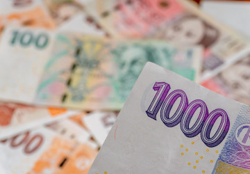 Státní zaměstnanci si v roce 2026 hromadně polepší o tisíce.