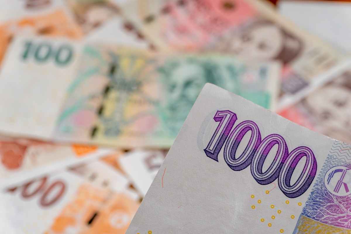 Státní zaměstnanci si v roce 2026 hromadně polepší o tisíce.