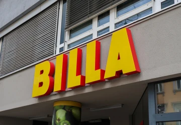 Návěs kamionu využila firma jako originální reklamní plochu pro vzkaz k veřejnosti. Návěs kamionu využila firma jako originální reklamní plochu pro vzkaz k veřejnosti.
