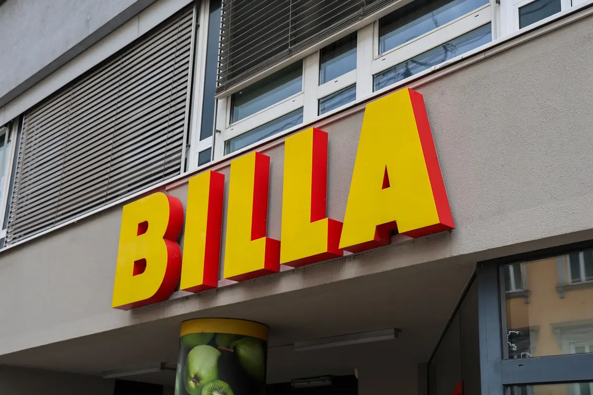 Návěs kamionu využila firma jako originální reklamní plochu pro vzkaz k veřejnosti.