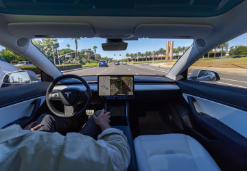 Tesla FSD stále vyžaduje neustálou řidičovu pozornost. 