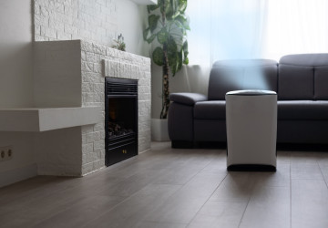 Reklamní fotografie zachycují čističky vzduchu uprostřed místnosti. 