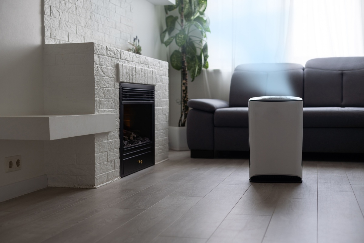 Reklamní fotografie zachycují čističky vzduchu uprostřed místnosti. 