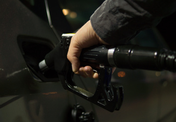 Čerpání nafty do nádrže automobilu