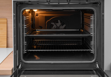 Mnozí lidé čistí pouze vnějšek trouby.