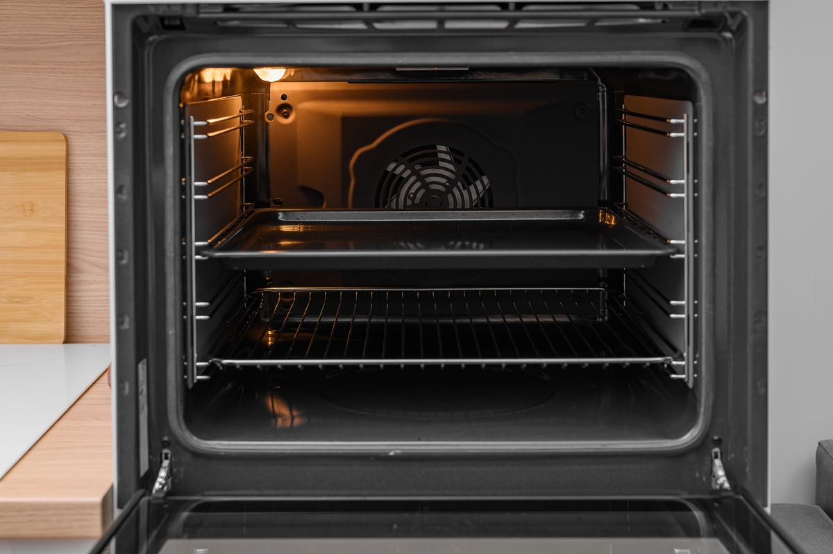 Mnozí lidé čistí pouze vnějšek trouby.