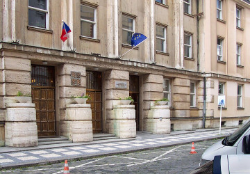 Vchod do budovy ministerstva v ulici Na Poříčním právu v Praze 2