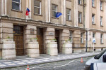 Vchod do budovy ministerstva v ulici Na Poříčním právu v Praze 2