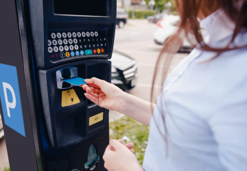 Při platbě za parkování buďte obezřetní. Stačí jen malá nepozornost a jste o několik tisíc korun lehčí.