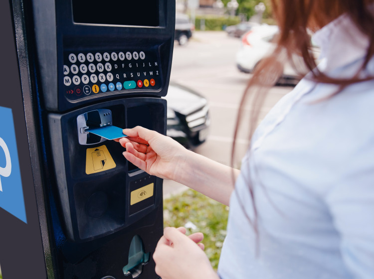 Při platbě za parkování buďte obezřetní. Stačí jen malá nepozornost a jste o několik tisíc korun lehčí.