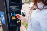 Při platbě za parkování buďte obezřetní. Stačí jen malá nepozornost a jste o několik tisíc korun lehčí.