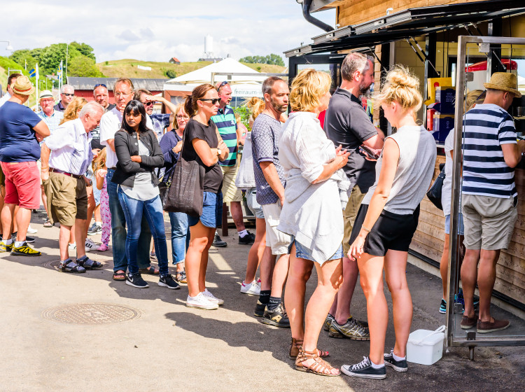 Na českou klasiku se v Praze stojí fronty jako na iPhony Na českou klasiku se v Praze stojí fronty jako na iPhony