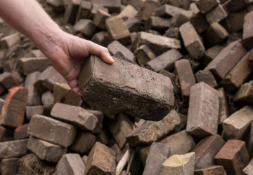 Použité cihly se dají často sehnat zdarma za odvoz. 