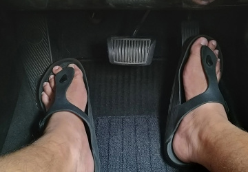 Dejte si pozor na řízení v nevhodné obuvi