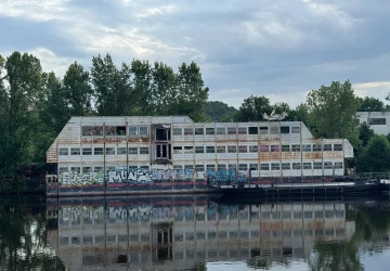 Bývalý Botel Neptun se prodává za 4,8 milionu korun bez DPH. Nízkou pořizovací cenu však vyvažuje fakt, že se loď prodává bez kotviště. Bývalý Botel Neptun se prodává za 4,8 milionu korun bez DPH. Nízkou pořizovací cenu však vyvažuje fakt, že se loď prodává bez kotviště.