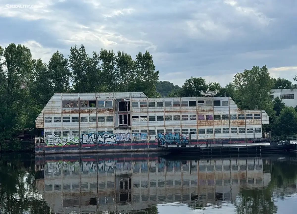 Bývalý Botel Neptun se prodává za 4,8 milionu korun bez DPH. Nízkou pořizovací cenu však vyvažuje fakt, že se loď prodává bez kotviště.