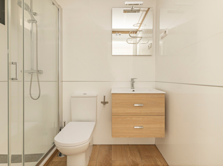 V koupelnách se přirozeně drží vlhkost, což může být problém. V koupelnách se přirozeně drží vlhkost, což může být problém.