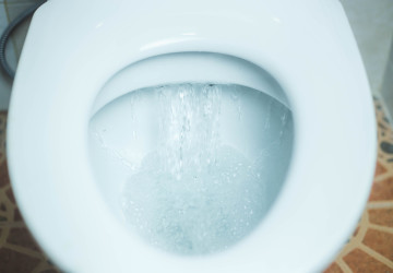 Protékající záchod je častým problémem.