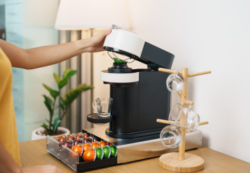 Kapslový kávovar umí připravit skvělou kávu.