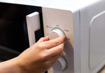 Mikrovlnka neohřívá rovnoměrně kvůli stojatým vlnám