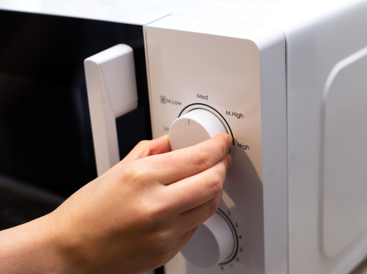 Mikrovlnka neohřívá rovnoměrně kvůli stojatým vlnám