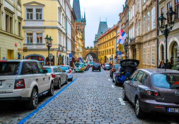 Zaparkovat v Praze může být velmi náročné. 