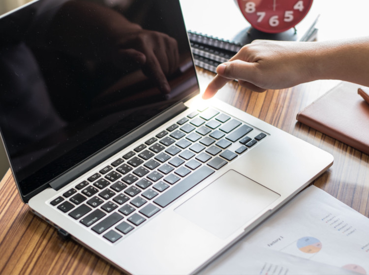 Je lepší notebook vypnout, nebo jej uspat?