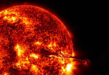Při erupci se ze Slunce uvolní obrovské množství energie