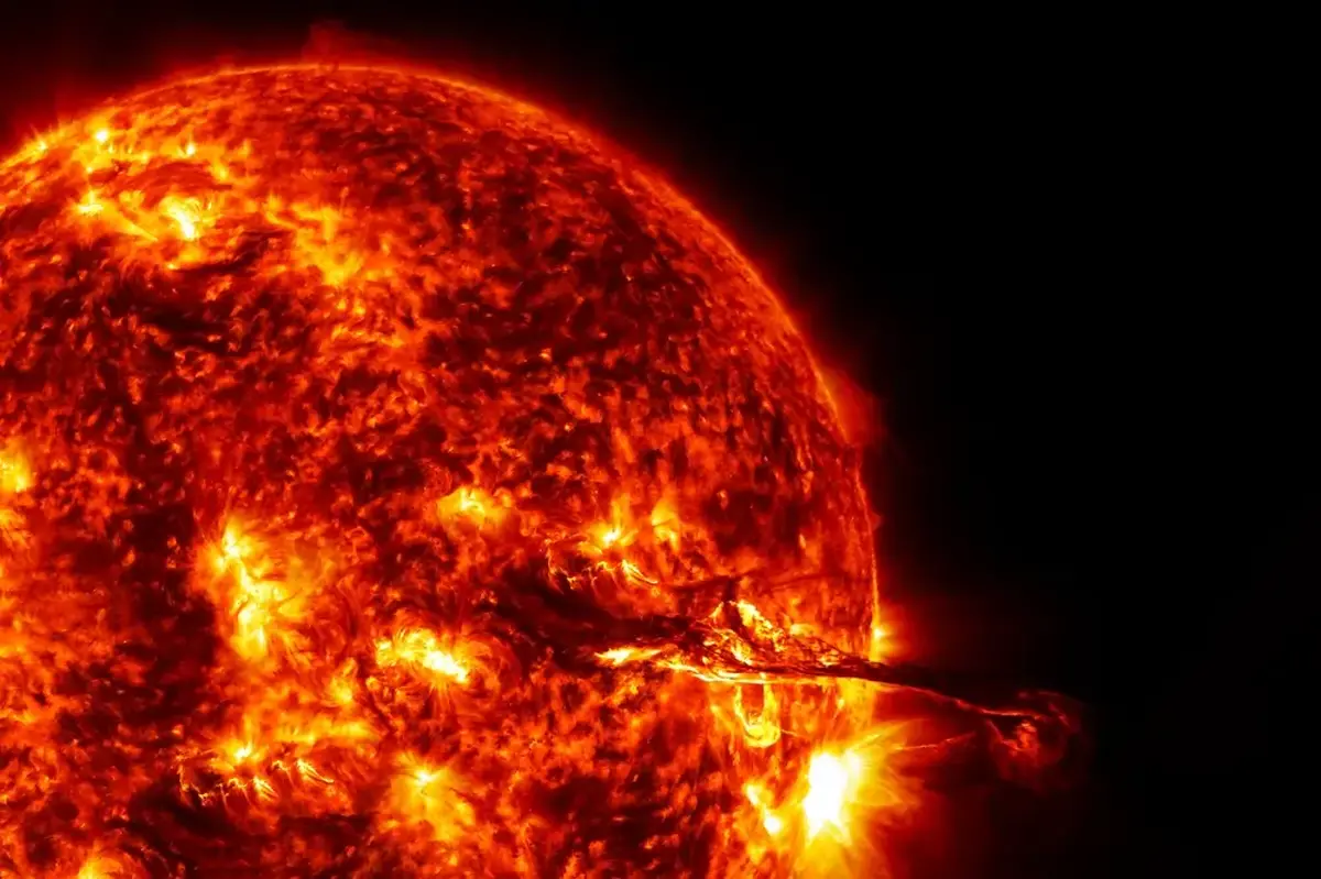 Při erupci se ze Slunce uvolní obrovské množství energie Při erupci se ze Slunce uvolní obrovské množství energie