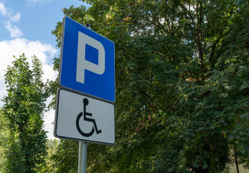 Jak dlouho můžete stát na místě pro vozíčkáře, než dostanete pokutu a v jakých přápadech vám auto rovnou odtáhnou? Jak dlouho můžete stát na místě pro vozíčkáře, než dostanete pokutu a v jakých přápadech vám auto rovnou odtáhnou?