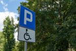 Jak dlouho můžete stát na místě pro vozíčkáře, než dostanete pokutu a v jakých přápadech vám auto rovnou odtáhnou? Jak dlouho můžete stát na místě pro vozíčkáře, než dostanete pokutu a v jakých přápadech vám auto rovnou odtáhnou?