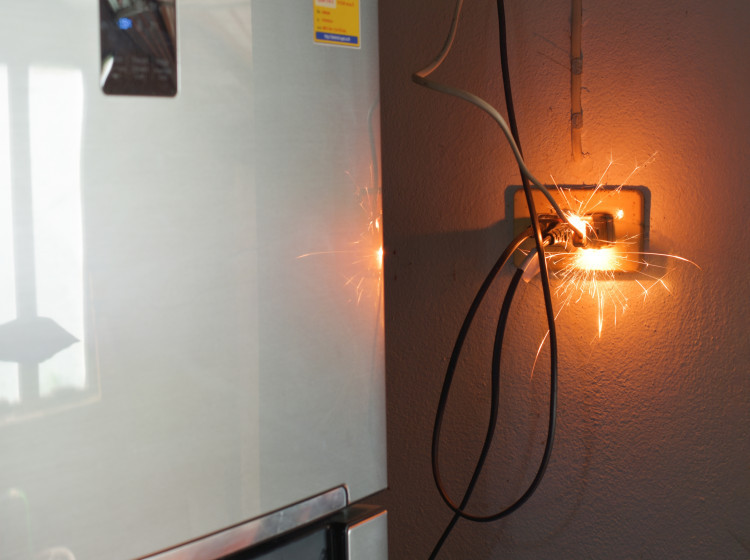 Jednou z častých příčin požáru je zanedbaná zásuvka. Jednou z častých příčin požáru je zanedbaná zásuvka.