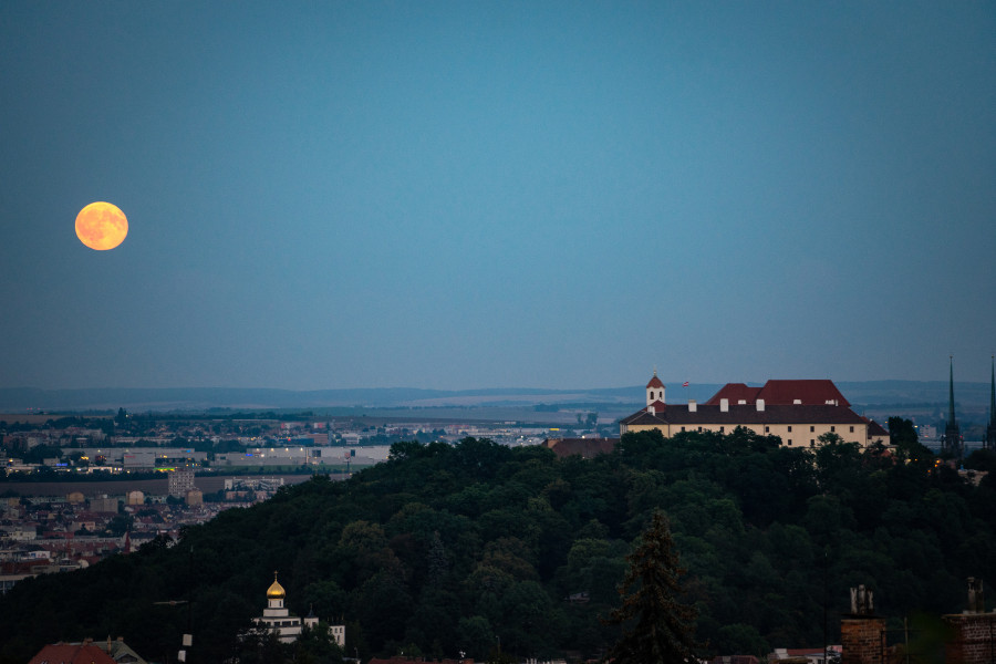 Pozorování je nejlepší při východu a západu měsíce
