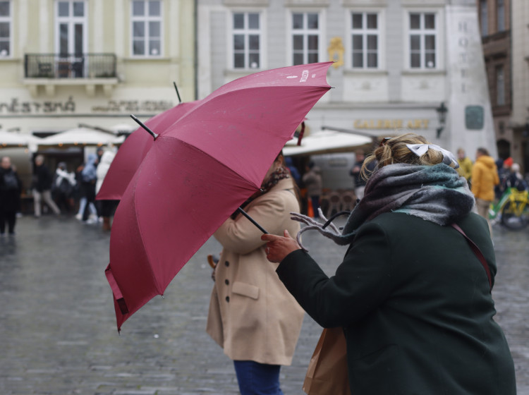 Víkend ovlivní zvětšená oblačnost a místní déšť.