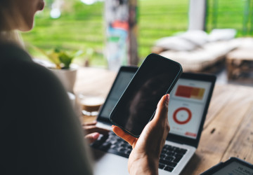 Úspory na spotřebě  elektřiny lze dosáhnout jednoduše pomocí mobilu.