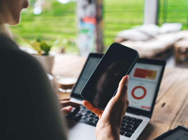 Úspory na spotřebě  elektřiny lze dosáhnout jednoduše pomocí mobilu.