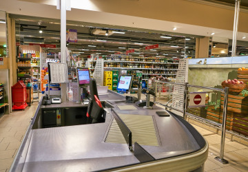 Možnost výběru hotovosti na pokladnách mnoho Čechů zatím nevyužívá. Možnost výběru hotovosti na pokladnách mnoho Čechů zatím nevyužívá.