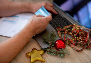 Děti často k Vánocům dostávají obálku s penězi