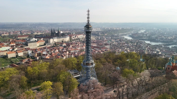Mnoho turistů i Pražanů využívá lanovku na petřínskou rozhlednu. 