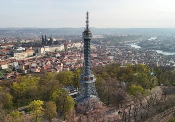 Mnoho turistů i Pražanů využívá lanovku na petřínskou rozhlednu. 