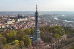 Mnoho turistů i Pražanů využívá lanovku na petřínskou rozhlednu. 