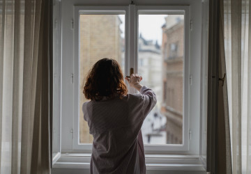 Češi začínají znovu objevovat starý trik, jak větrat v bytě Češi začínají znovu objevovat starý trik, jak větrat v bytě