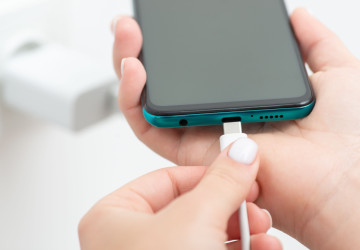 Smartphony možná v budoucnu nebudou používat kabely USB-C