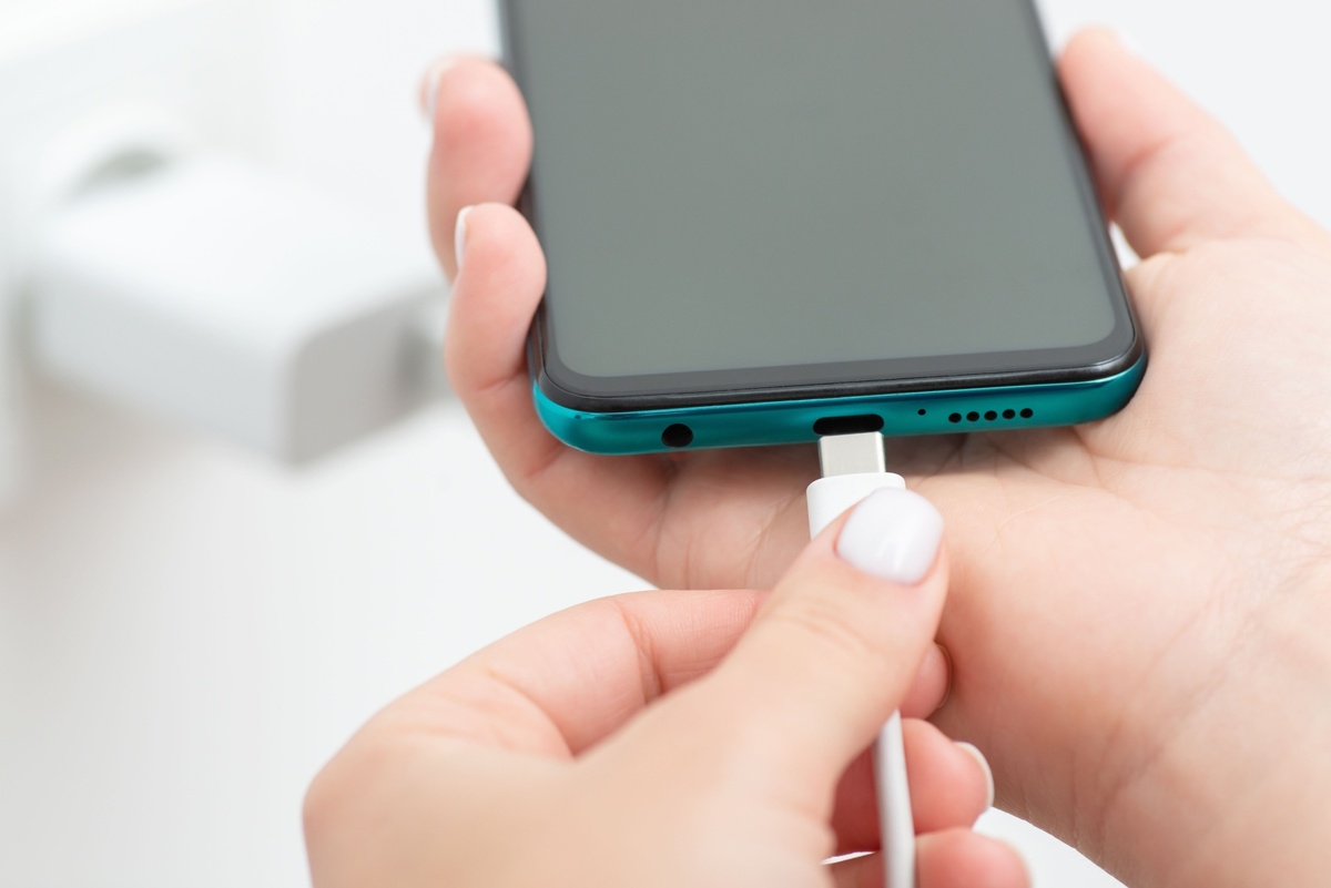 Smartphony možná v budoucnu nebudou používat kabely USB-C