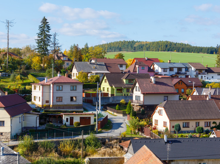 Vysoké ceny internetu na venkově donutili domácnosti najít kreativní způsob, jak snížit měsíční výdaje. Vysoké ceny internetu na venkově donutili domácnosti najít kreativní způsob, jak snížit měsíční výdaje.