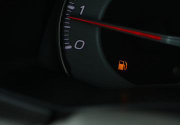 Kolik kilometrů zbývá, když se rozsvítí oranžová kontrolka rezervy paliva?