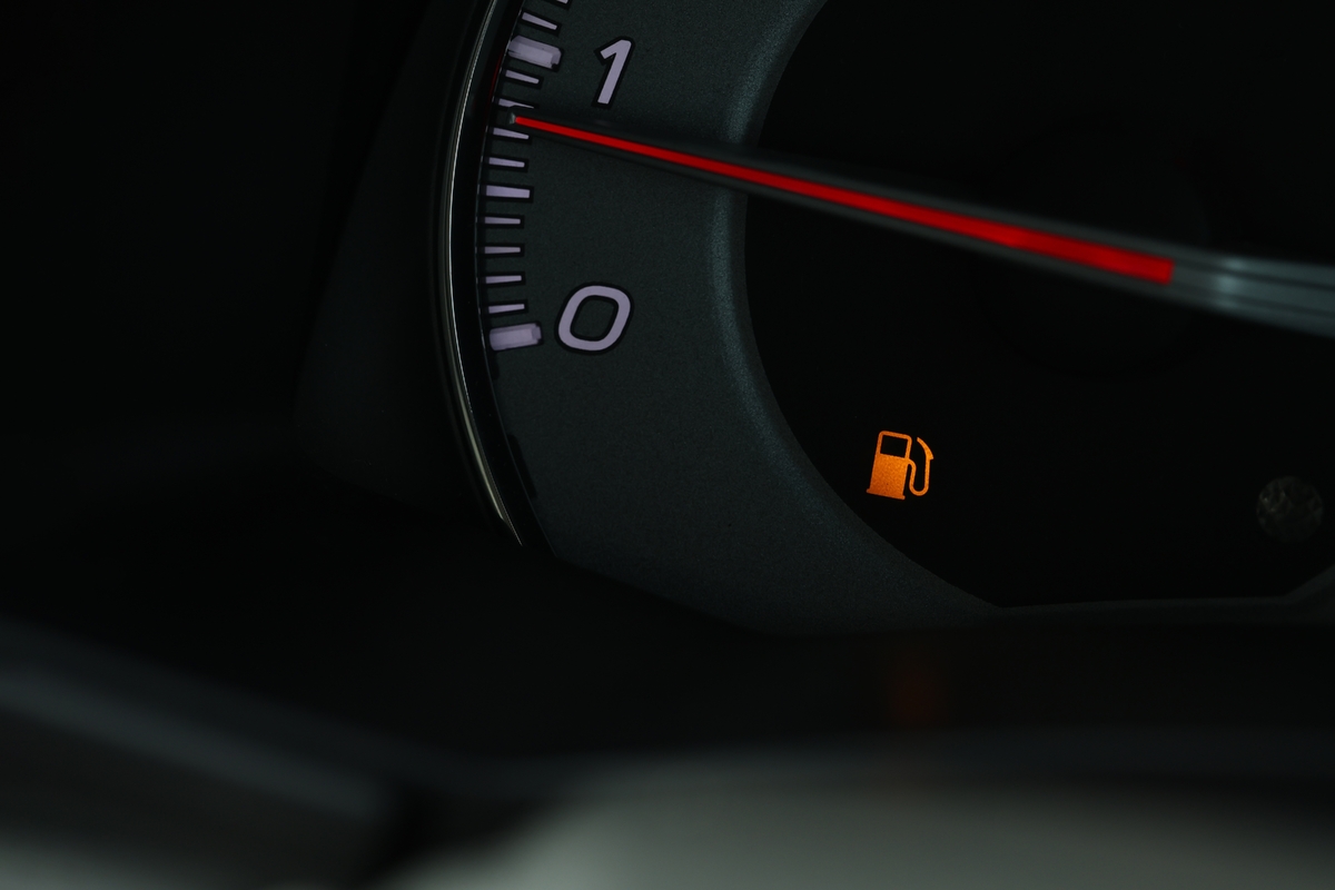 Kolik kilometrů zbývá, když se rozsvítí oranžová kontrolka rezervy paliva?